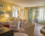 villa-laura-helles-wohnzimmer.jpg