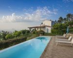 villa-laura-mit-sonnenliegen-am-pool.jpg