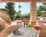 villa-maddalena-runder-esstisch.jpg
