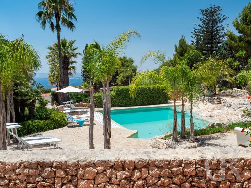villa-maddalena-schoen-angelegter-garten-mit-pool.jpg
