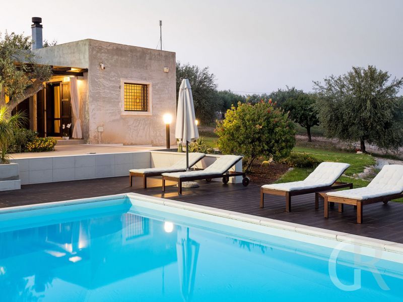 villa-mara-sonnenliegen-am-pool.jpg