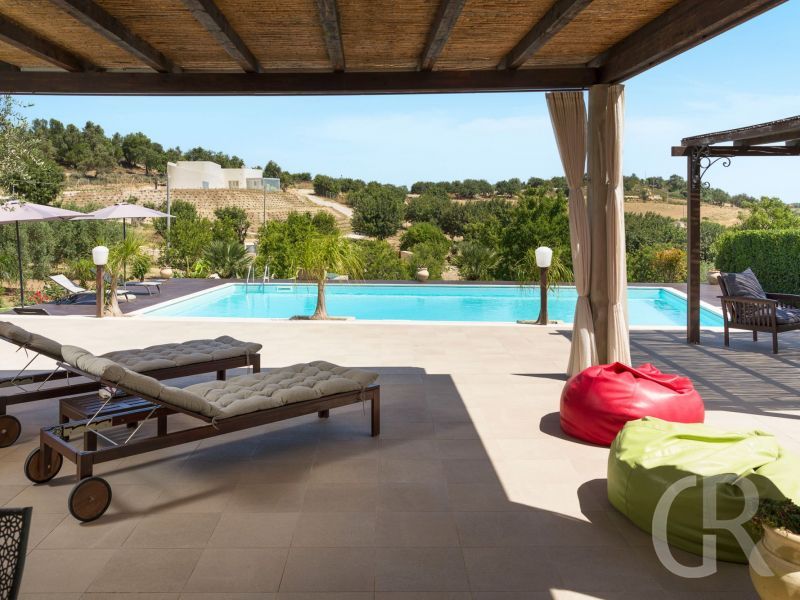 villa-mara-sonnenliegen-und-pool.jpg