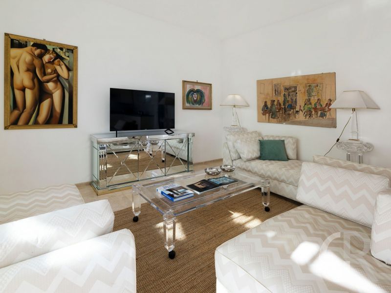 villa-mare-dentro-wohnzimmer-mit-sofa-und-tv.jpg