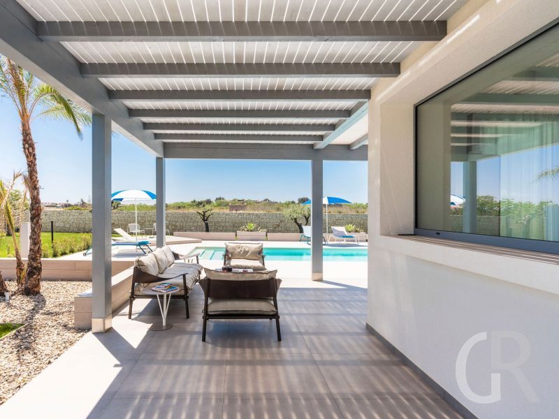 villa-mia-sofa-am-pool.jpg