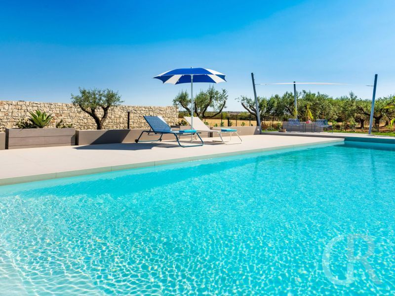villa-mia-sonnenliegen-am-pool.jpg