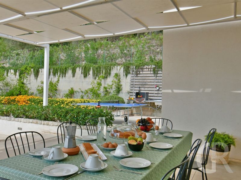 villa-nausica-gedeckter-tisch.jpg