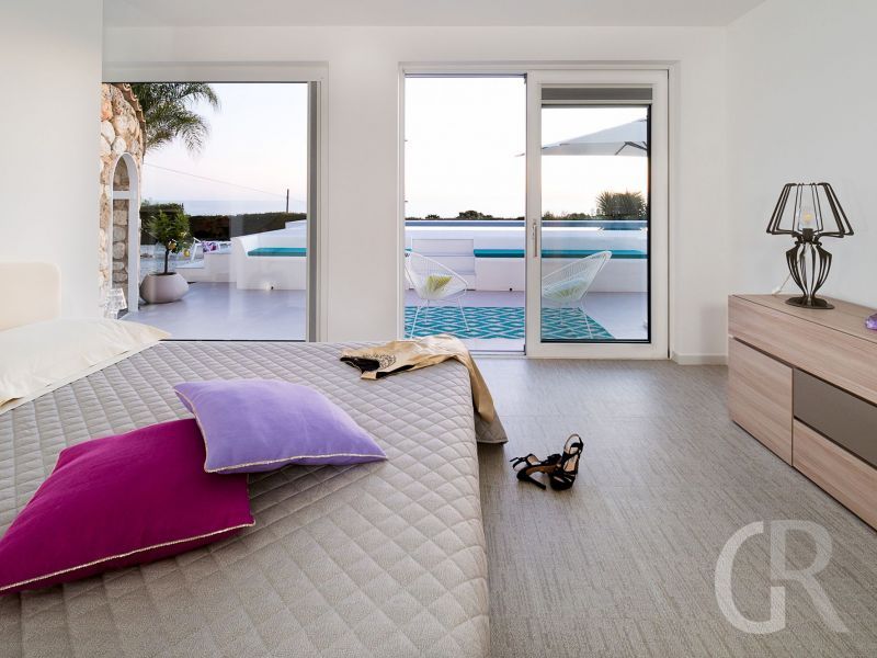 villa-pales-schlafzimmer-mit-terrassenblick.jpg