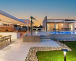 villa-paradisus-am-abend-beleuchtetes-ferienhaus.jpg