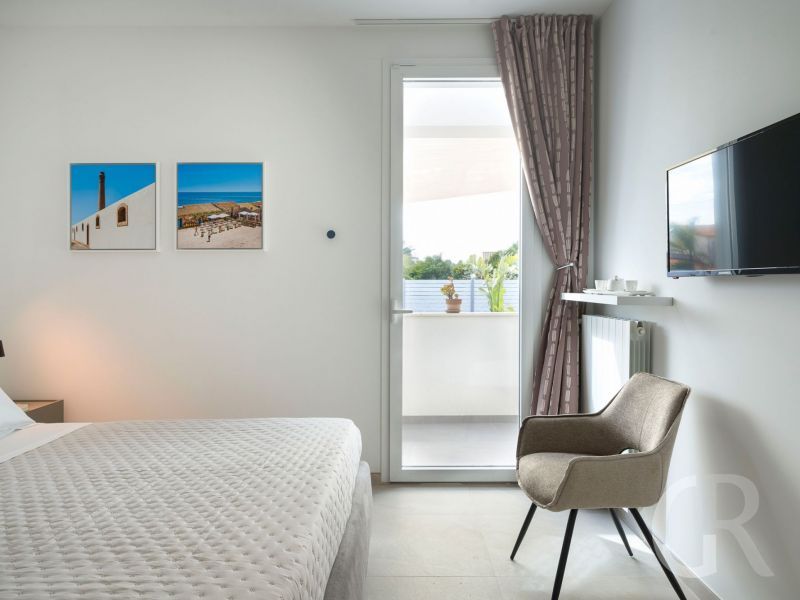villa-paradisus-doppelbett-und-stuhl.jpg