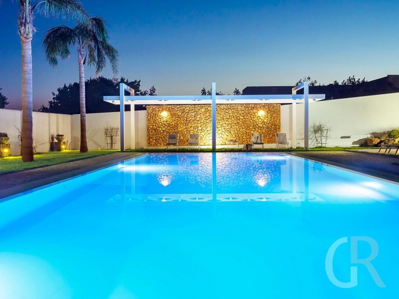 villa-pietra-del-sole-beleuchteter-pool.jpg