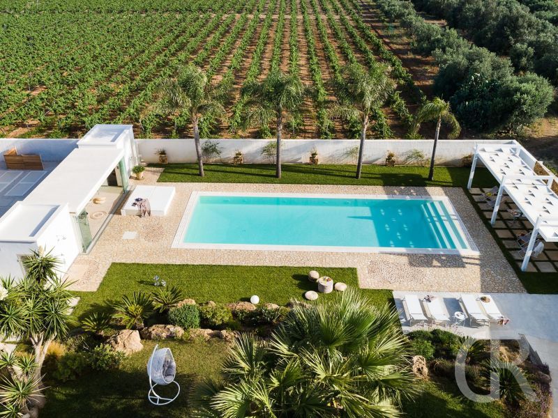 villa-pietra-del-sole-blick-auf-das-schwimmbad.jpg