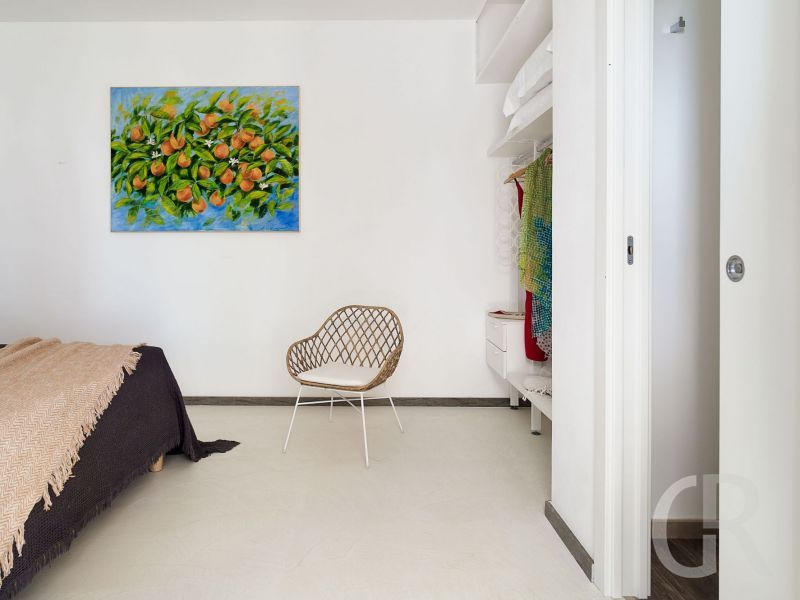 villa-pietra-del-sole-schlafzimmer-mit-sessel.jpg