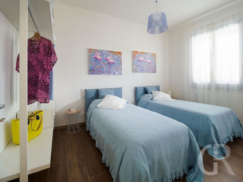 villa-pietra-del-sole-zwei-blaue-einzelbetten.jpg