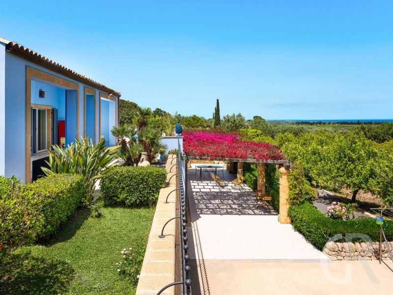 villa-pigna-blue-garten-und-blick-darauf.jpg