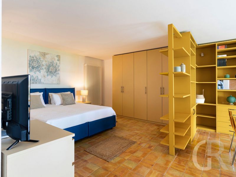 villa-pigna-blue-schlafzimmer-mit-regal.jpg