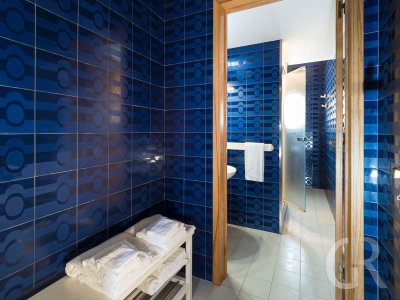 villa-salinella-blaues-bad.jpg