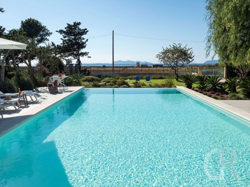 villa-salinella-blick-vom-pool-auf-die-umgebung.jpg