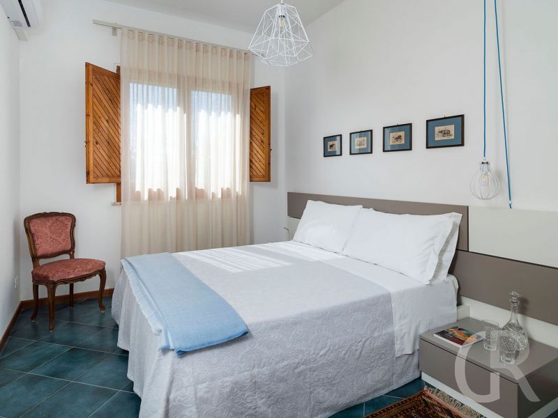 villa-salinella-doppelbett-im-schlafbereich.jpg