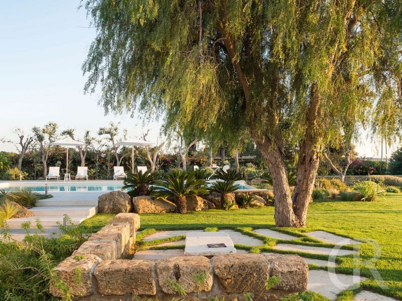 villa-salinella-garten-mit-poolblick.jpg