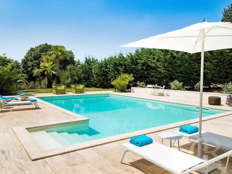 villa-san-ciro-schwimmbad-mit-sonnenliegen.jpg