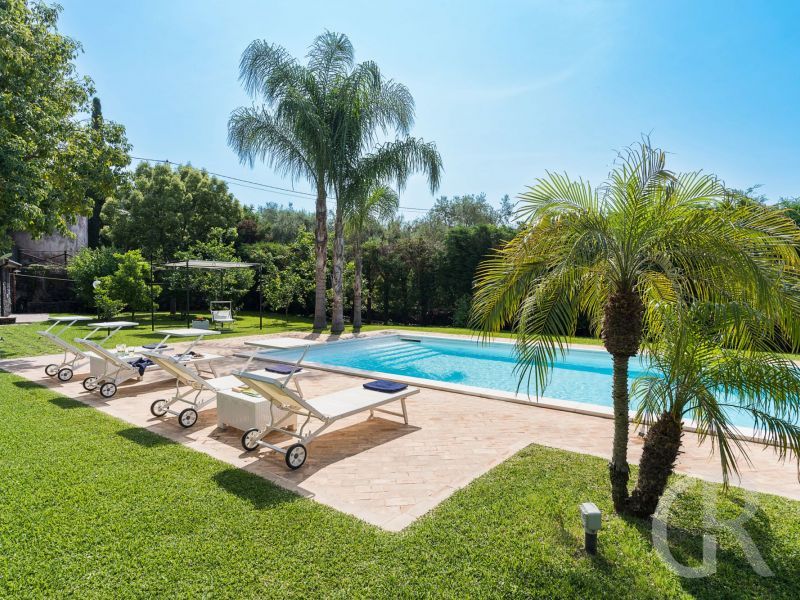 villa-saracina-liegen-am-pool.jpg
