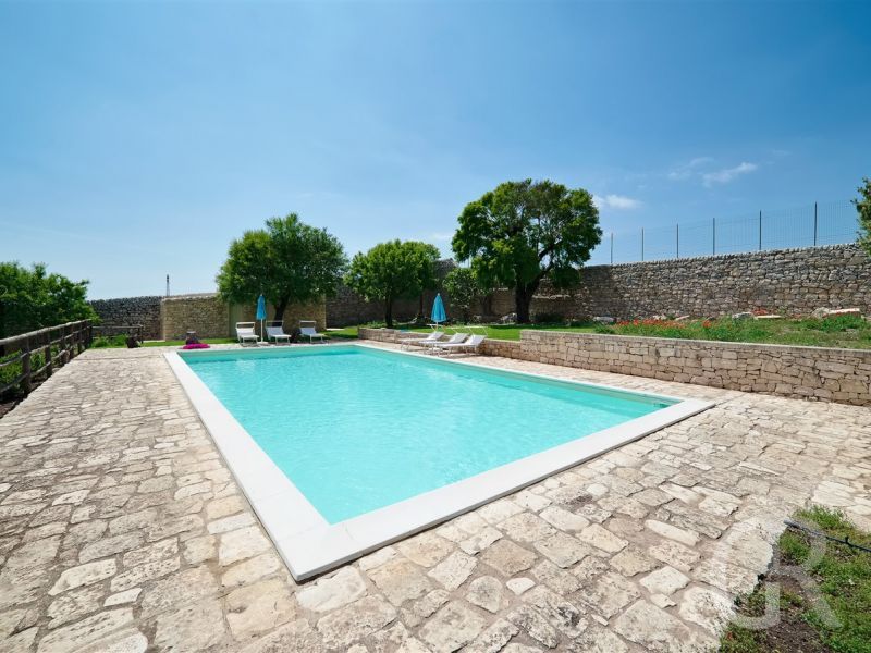 villa-scifazzo-pool.jpg