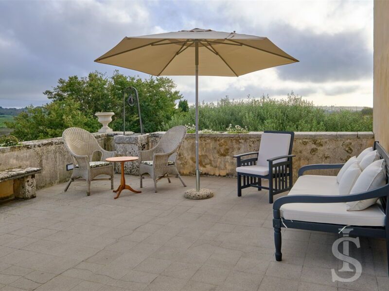 villa-scifazzo-sitzecke-mit-sonnenshcirm.jpg