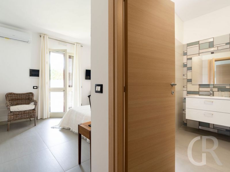 villa-stella-maris-schlafzimmer-mikt-bad.jpg