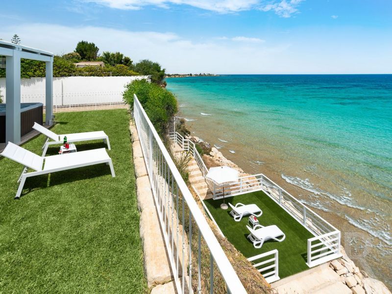 villa-stella-maris-sonnenliegen-am-meer.jpg