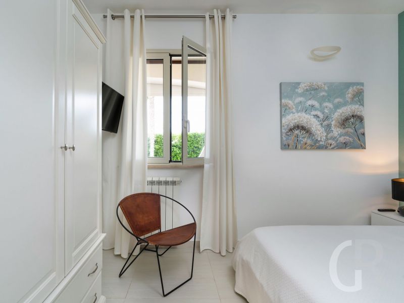 villa-stella-maris-weisses-schlafzimmer.jpg