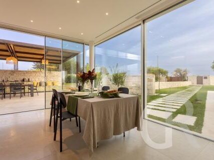 villa-trifilla-essbereich-innen-zur-terrasse-und-garten.jpg