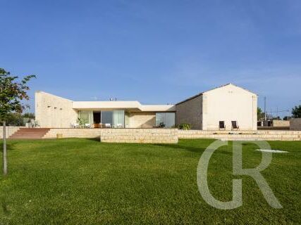 villa-trifilla-frontansicht-vom-garten-aus.jpg