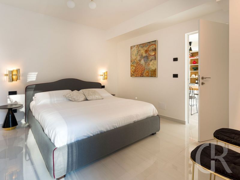 villa-zagara-graues-bett.jpg