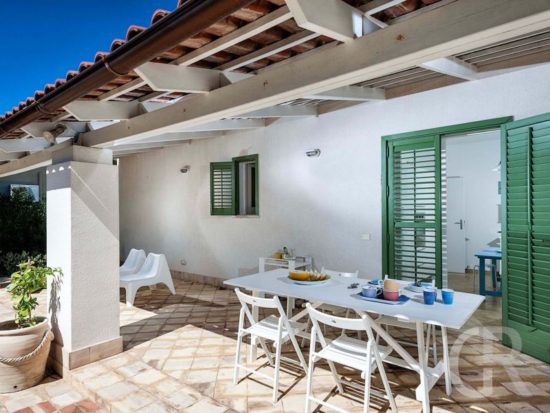 casa-bianca-esstisch-auf-der-terrasse.jpg