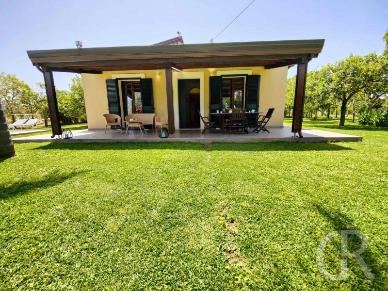 casa-limoni-haus-und-garten-davor.jpg
