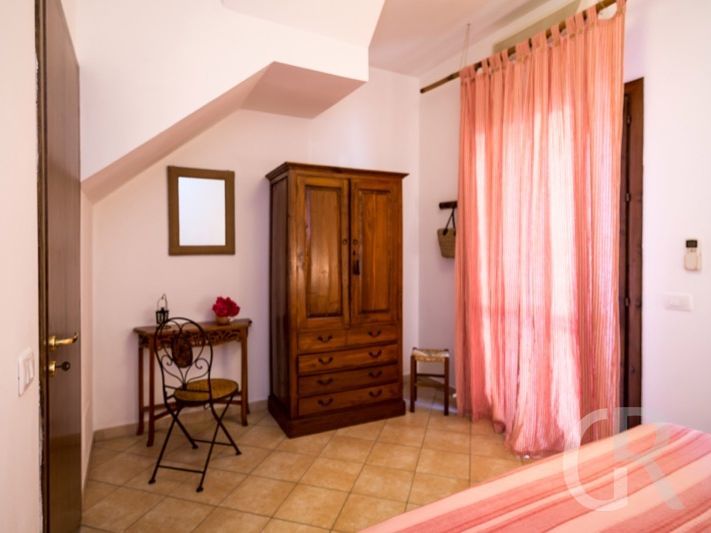 casa-scirocco-schrank-mit-kleinem-tisch.jpg