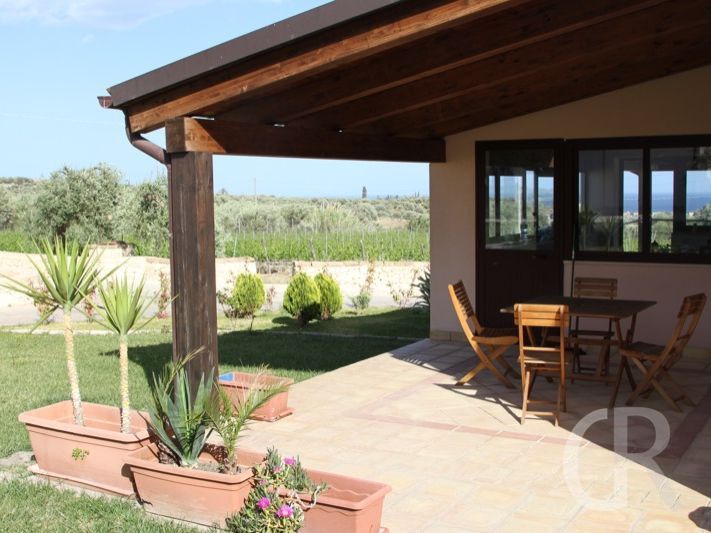 ferienhaus-aurora-ueberdachte-terrasse-hinten.JPG