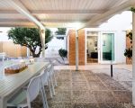ferienhaus-baia-mar-esstisch-unter-der-pergola.jpg