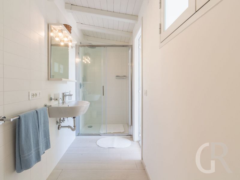 ferienhaus-clotilde-dusche.jpg