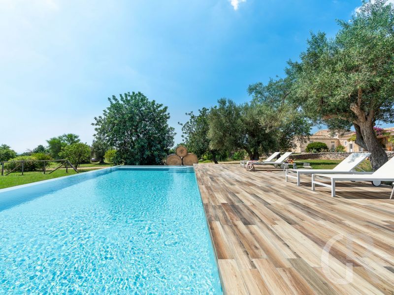 ferienhaus-dimora-pura-pool-mit-liegen.jpg