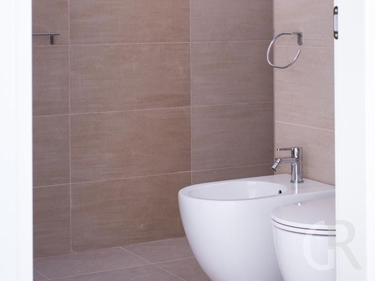 ferienhaus-luna-minoica-modernes-badezimmer.jpg