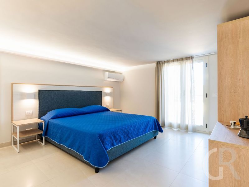ferienhaus-mare-del-sud-grosses-bett-im-schlafzimmer.jpg
