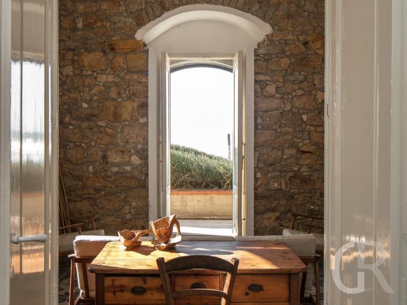 ferienhaus-tamerici-blick-auf-den-tisch.jpg