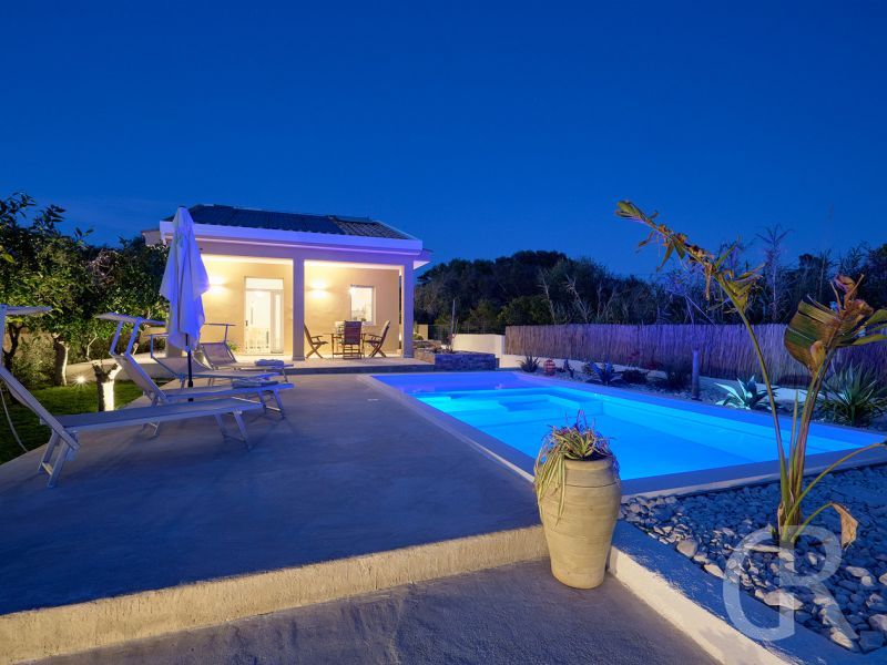 ferienhaus-teti-beleuchteter-pool.jpg
