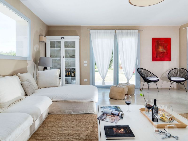 ferienvilla-helles-wohnzimmer.jpg
