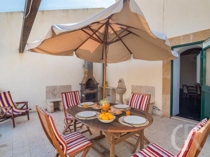 ferienwohnung-agamennone-moebilierte-terrasse.jpg