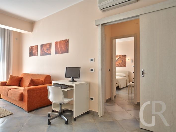 ferienwohnung-arance-wohnbereich-mit-zugang-auf-den-balkon.jpg