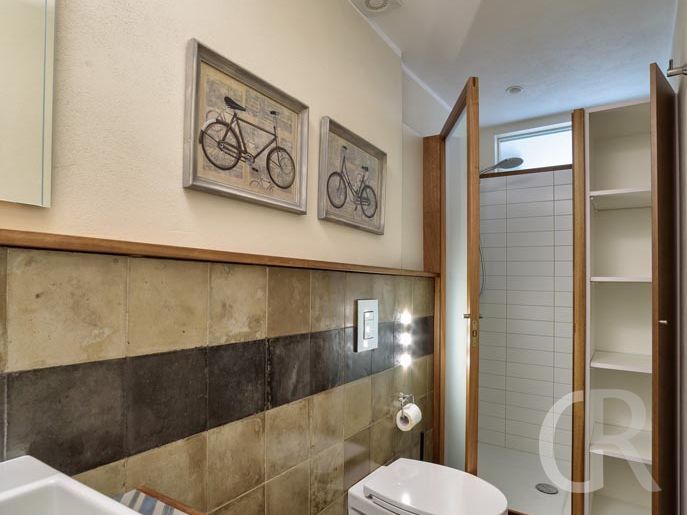 ferienwohnung-aristotele-blick-ins-bad.jpg