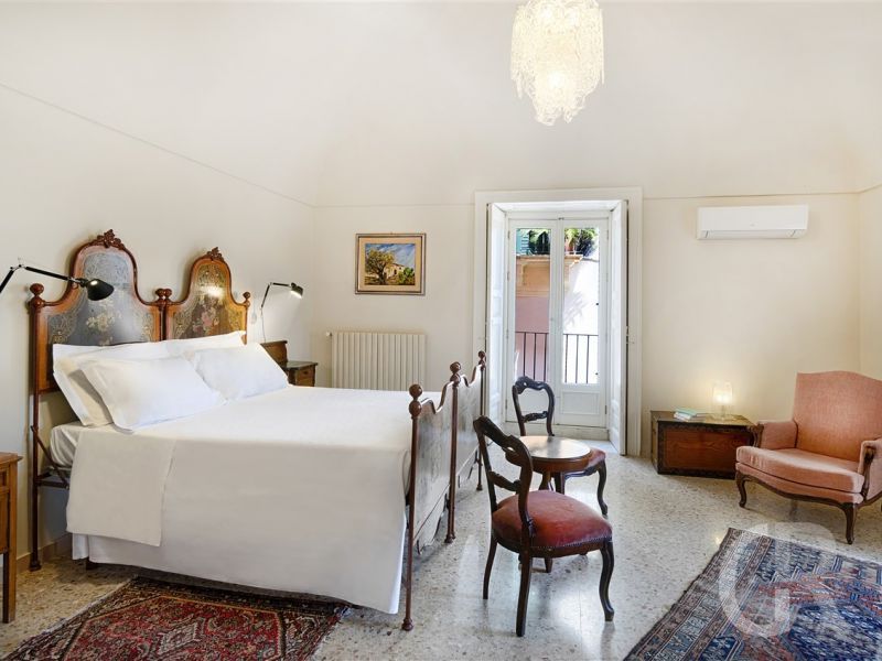 ferienwohnung-cu-viva-antikes-doppelbett.jpg