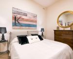 ferienwohnung-dimora-grosses-bett-im-schlafzimmer.jpg